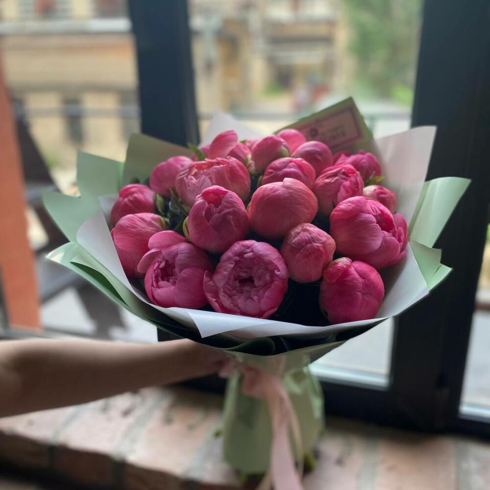 Букет из 21 кораллового пиона в дизайнерской упаковке 