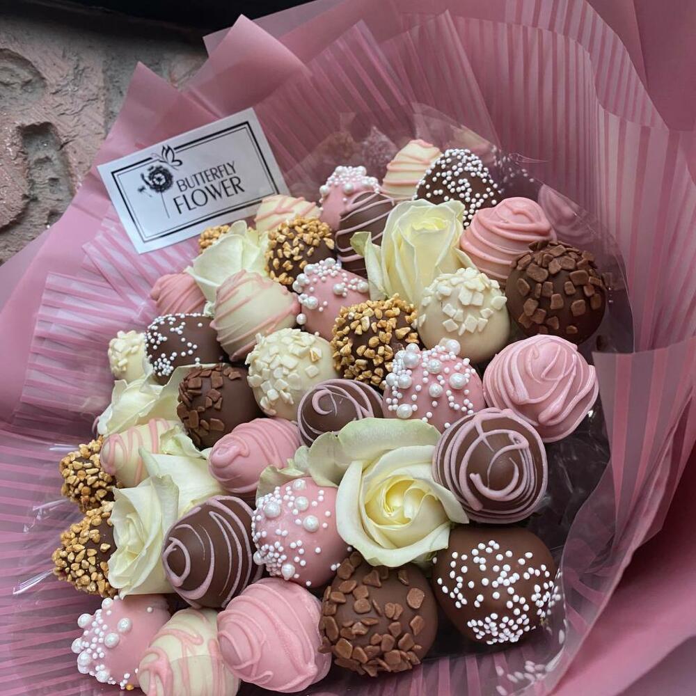 Съедобный фруктовый букет из клубники в шоколаде и роз в стильной упаковке "Розовый сад" Съедобный фруктовый букет из клубники в шоколаде и роз в стильной упаковке "Розовый сад"